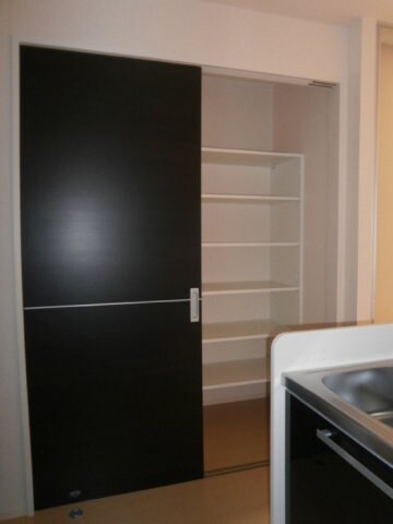 キッチン横に両扉（左右に）収納庫 ペイサージュ Ａ