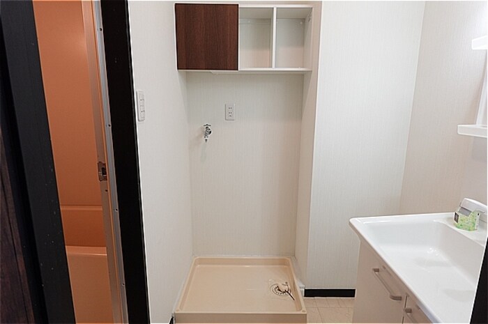 洗面室・洗濯機置き場（上部収納棚付き） かねとビル 2F