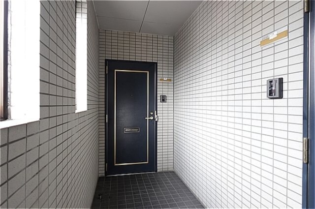 玄関前 かねとビル 2F