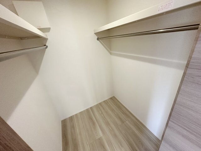 大容量のウォークインクローゼット！ D-GLANZ宿郷