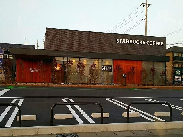 スターバックス コーヒー鶴田まで2100m ラピスＢ