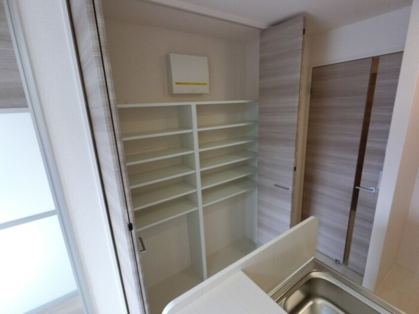 ＬＤＫ・収納 イーストコート Ｂ