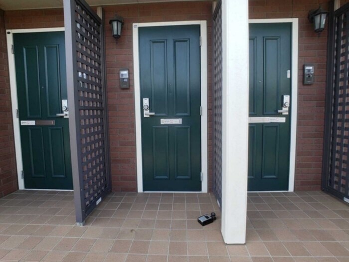 玄関前 イーストヒルズ 七番館