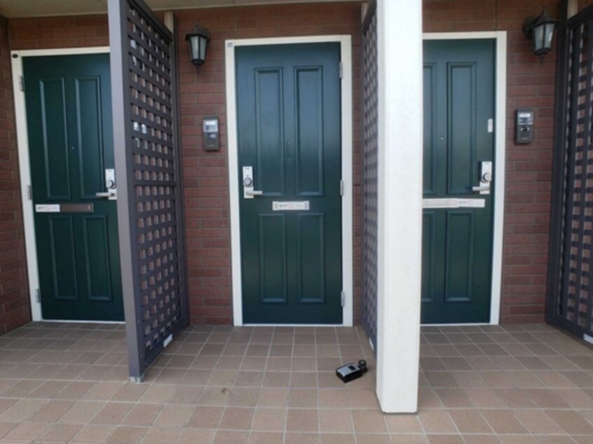 玄関前 イーストヒルズ 七番館