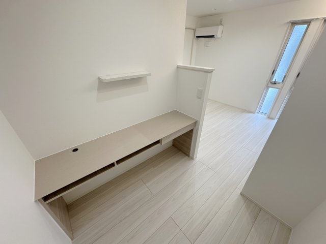 8.3帖の洋室にあるワークスペースです。 D-GLANZ WEST