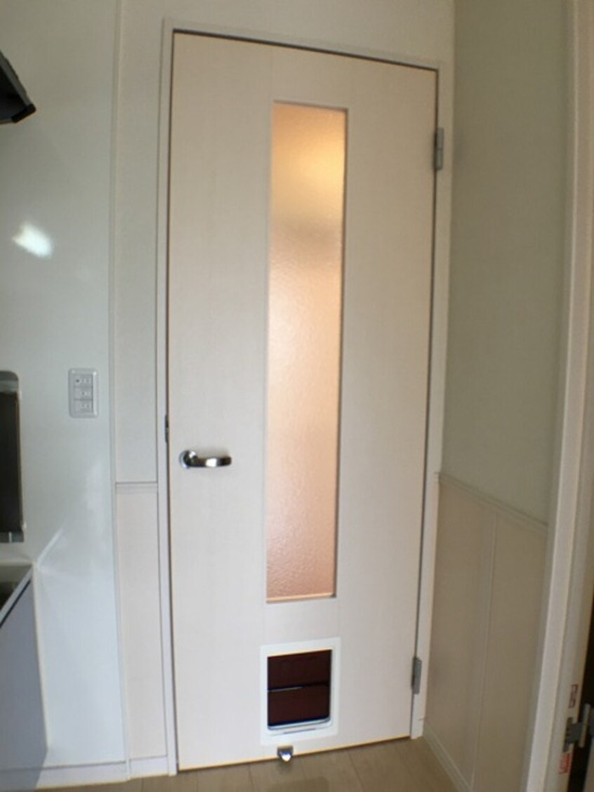 ペット出入り口付きドア ルシール若松原