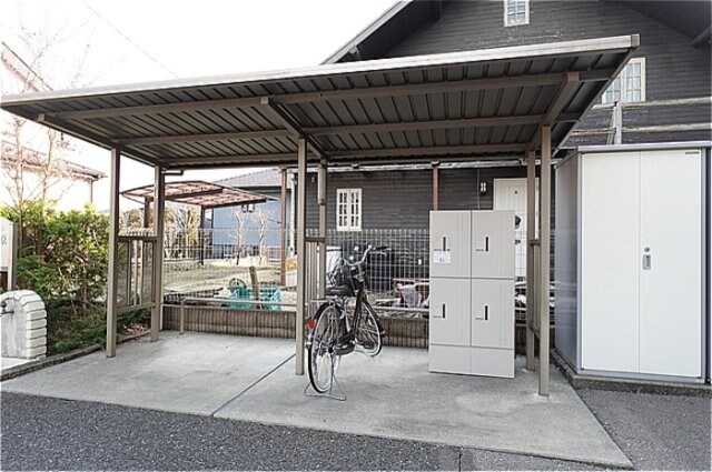 駐輪場に宅配ＢＯＸ有ります ルシール若松原