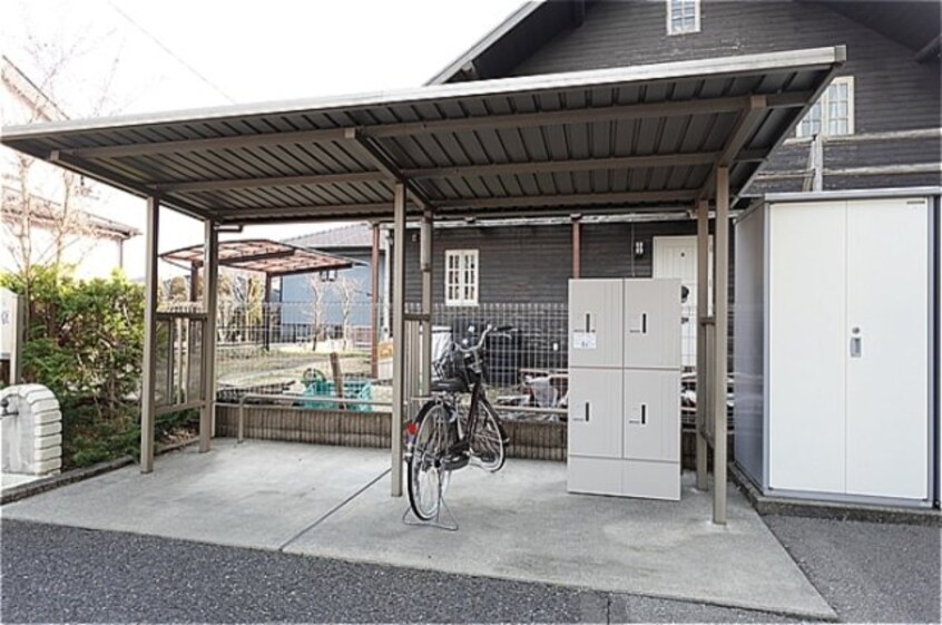 駐輪場に宅配ＢＯＸ有ります ルシール若松原