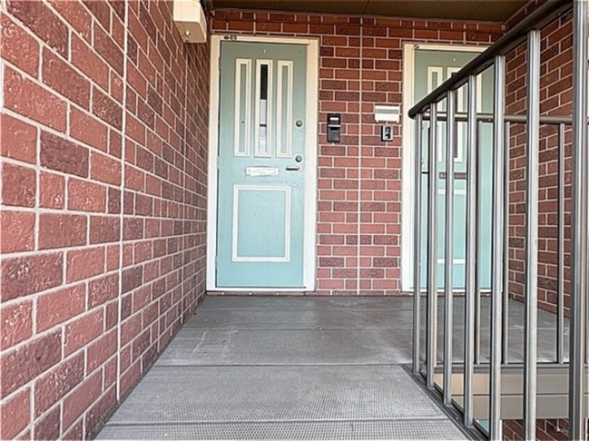 玄関前 リヴェールハウス