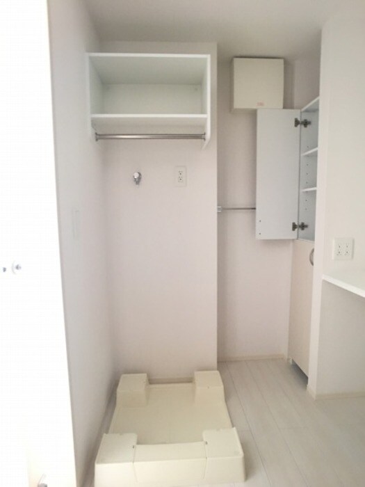 洗濯機置き場・収納棚付き クレインⅢ