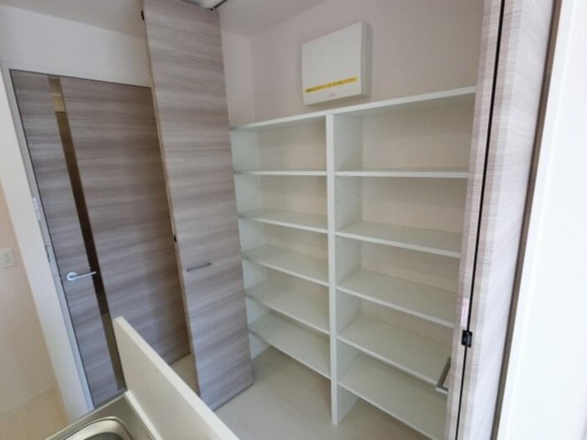 ＬＤＫ・収納棚 イーストコート Ａ