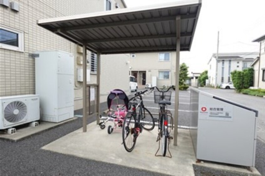 駐輪場と敷地内アパート専用ゴミステーション シャルムコート Ｂ