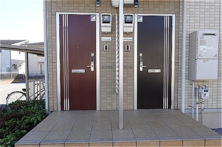 玄関前 ステラ コート若草 Ａ