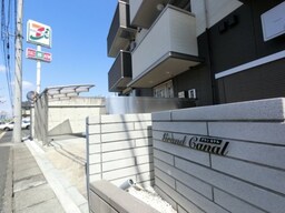 エントランス（隣がコンビニです）