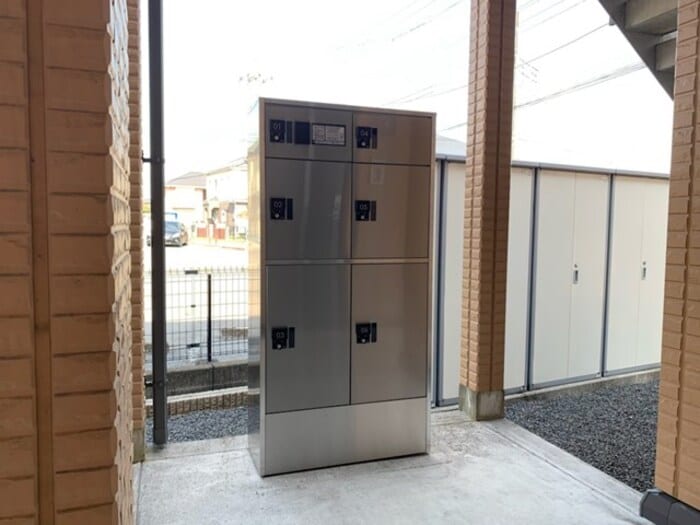 階段下に宅配ボックス設置しました ウェールス