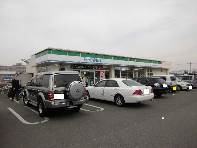 ファミリーマートまで550m メゾン・リーヴ