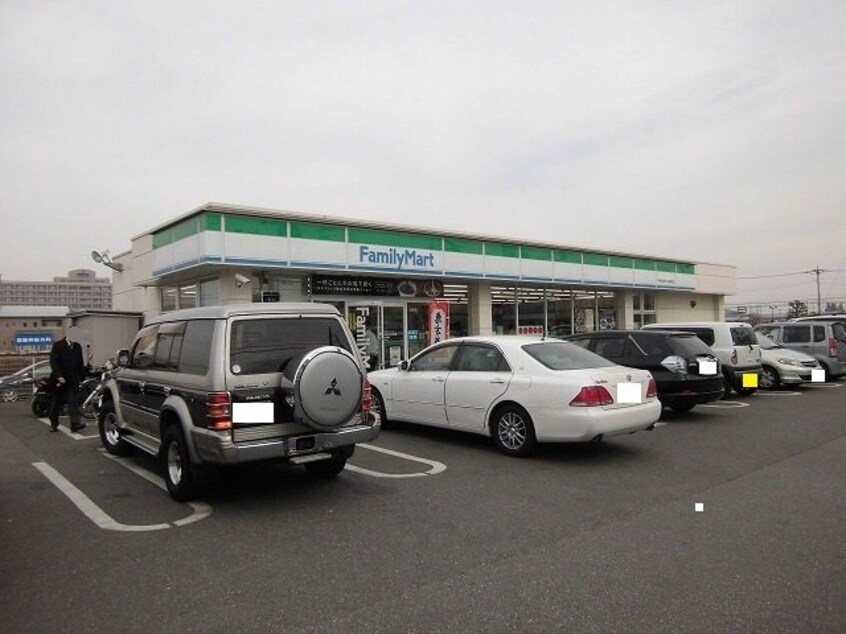 ファミリーマートまで550m メゾン・リーヴ