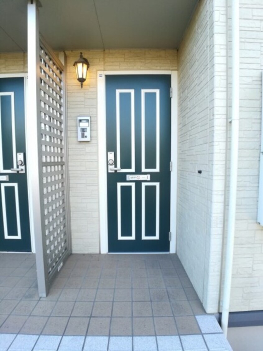 玄関前 セジュール モト Ｃ