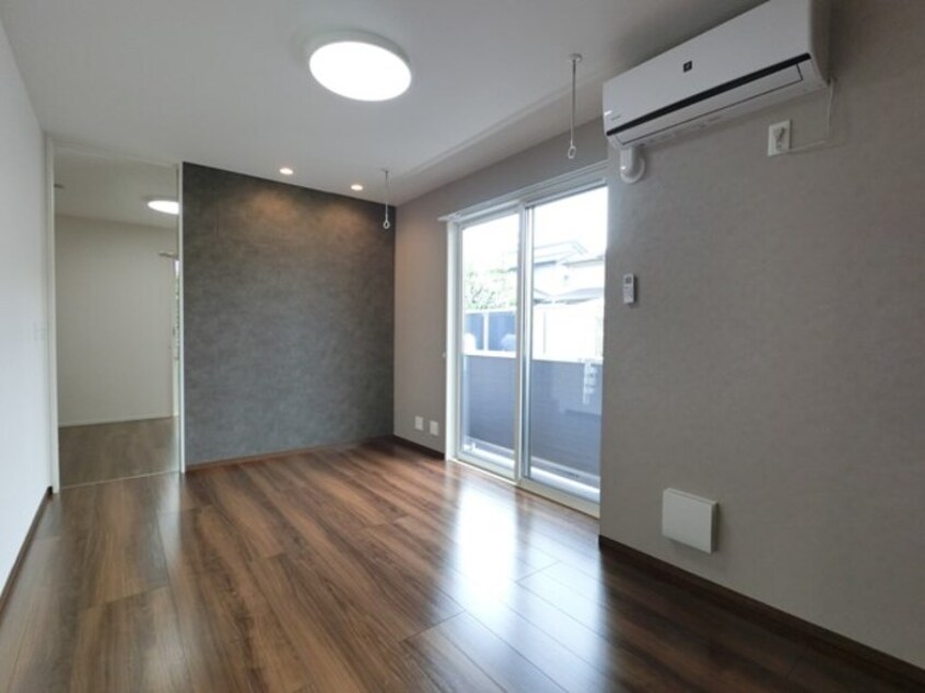 リビング エアコン、照明器具、室内物干し、収納棚付き サンライトハイム陽東