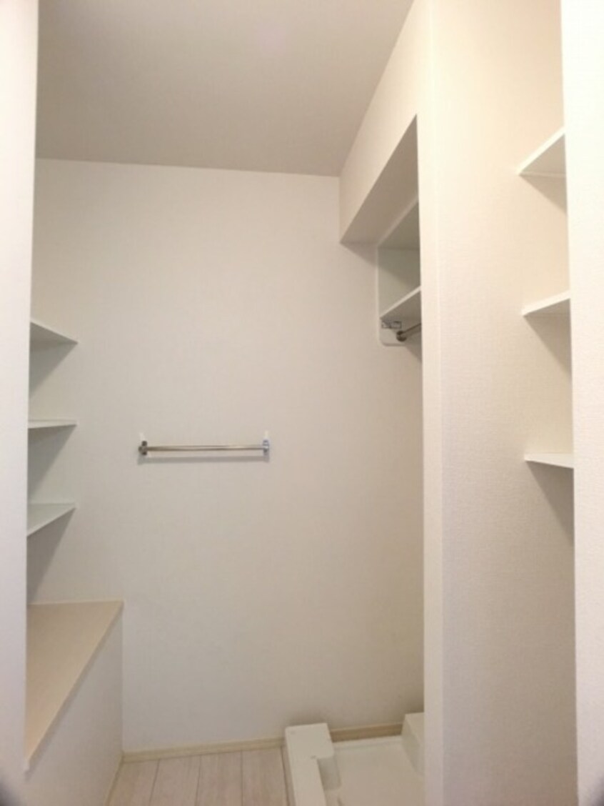 洗面所・洗濯機置き場と収納棚 クレインⅠ