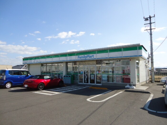 ファミリーマート高松林町店783m（徒歩約10分） レグルス B棟