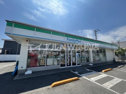 ファミリーマート レインボー通り店(コンビニ)まで650m 今里借家（東側）