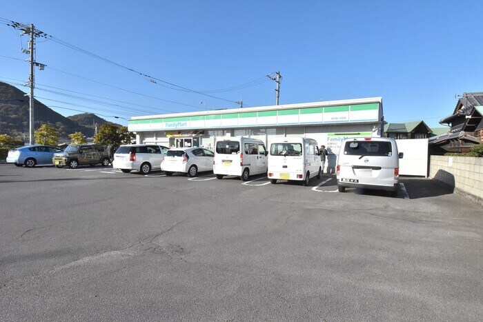 ファミリーマート高松西ハゼ町店 ユニヴェールⅡ A棟