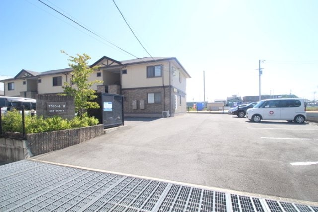 敷地入口 グランシャトーⅡ