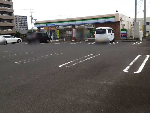 ファミリーマート 高松太田店 0.7km ルリアンⅡ