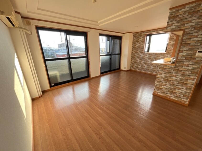 リビング ロイヤルコーポ中川