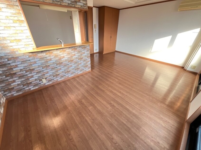 リビング ロイヤルコーポ中川