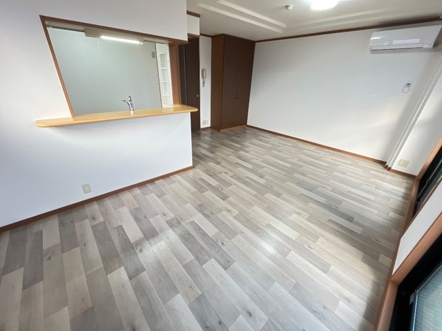 リビング ロイヤルコーポ中川