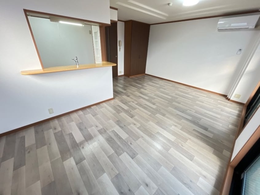 リビング ロイヤルコーポ中川