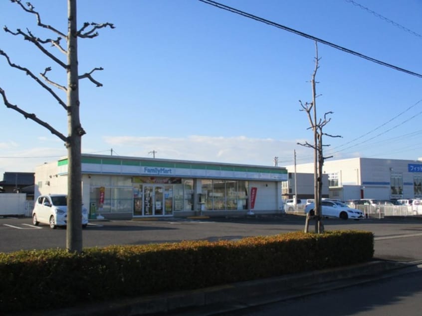 ファミリーマート 中央インター南店 0.1km クレアⅡ
