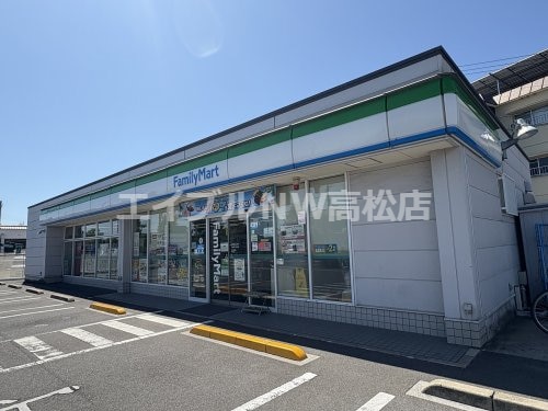 ファミリーマート 木太町八区店(コンビニ)まで753m パティオ 5