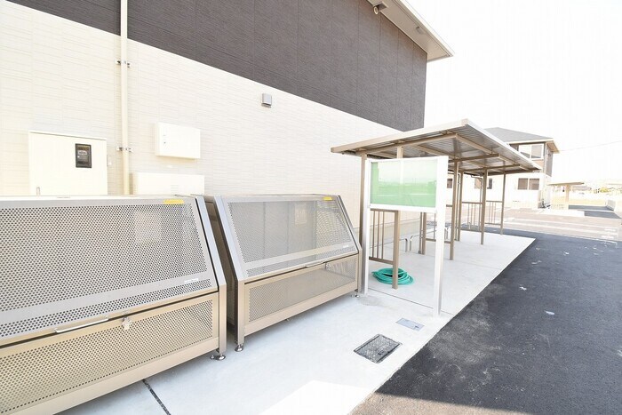 ゴミ庫・掲示板 ラ・ソフィー B棟