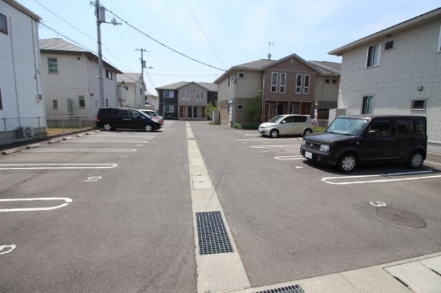 駐車場 リーバス・E・イノセント B棟