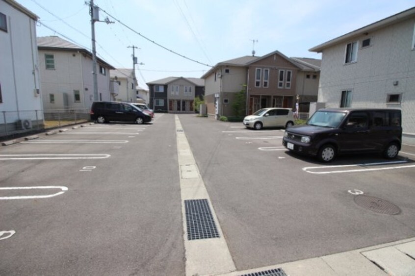 駐車場 リーバス・E・イノセント B棟