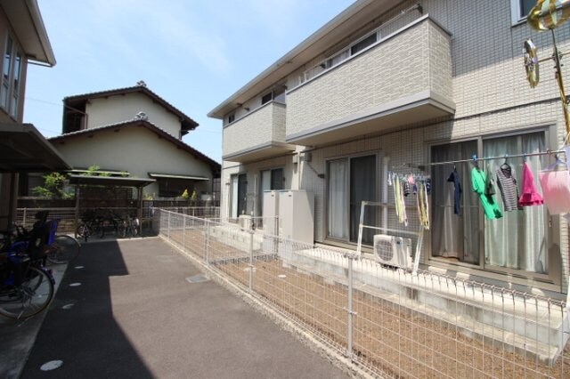 建物南側 リーバス・E・イノセント B棟