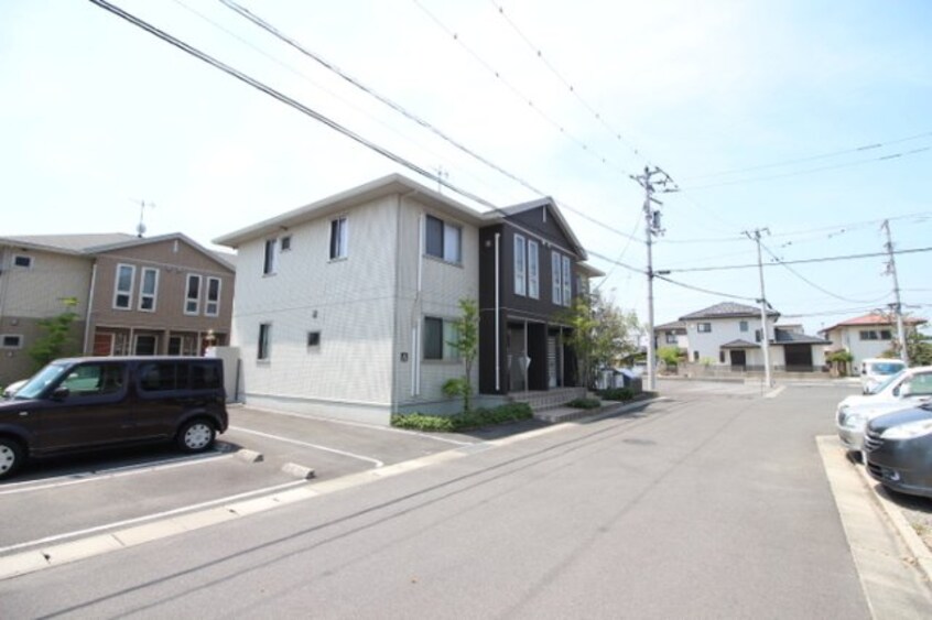 前面道路・入口 リーバス・E・イノセント B棟