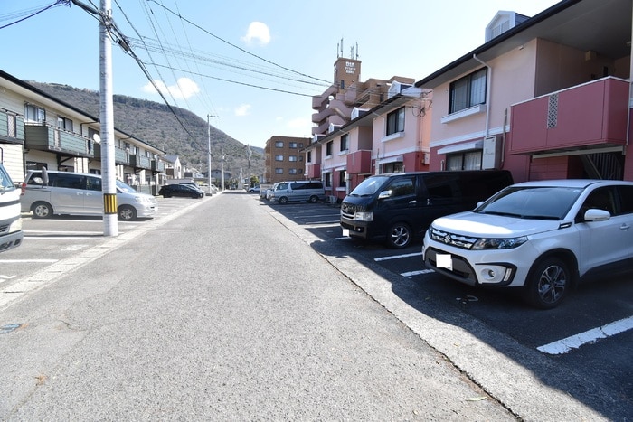 前面道路・北側駐車場 ウエストハイツ屋島 A棟