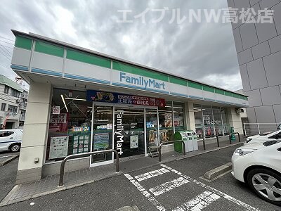ファミリーマート 高松松島町店(コンビニ)まで322m CASA　ANGELICA