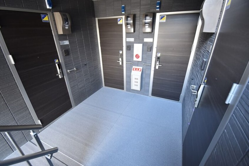 エントランス ユニヴェール B棟