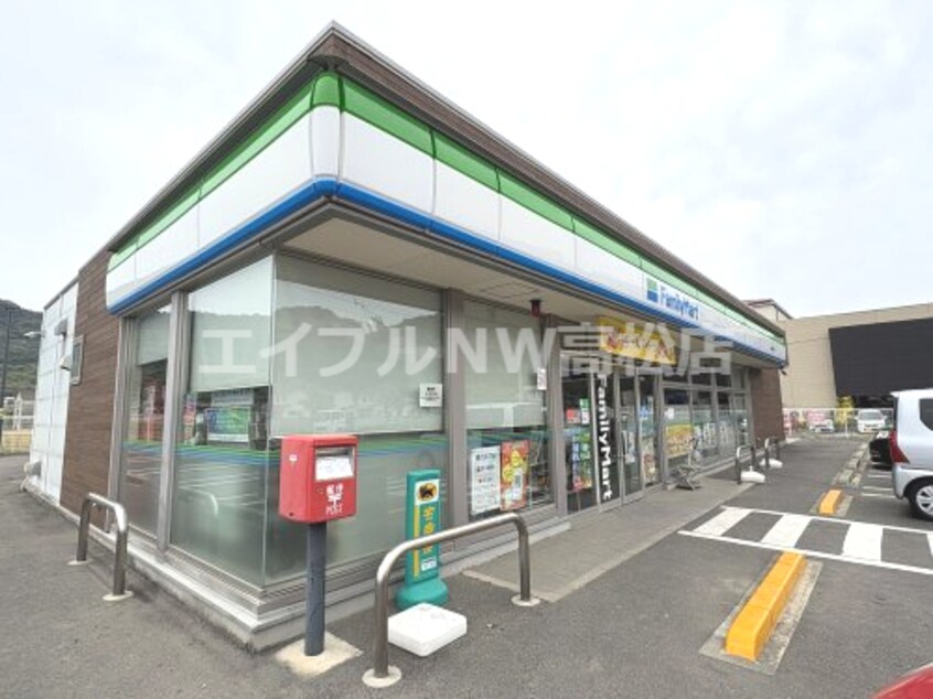 ファミリーマート　高松牟礼町店(コンビニ)まで2012m ヒーリング　Ａ
