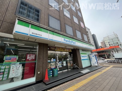 ファミリーマート 高松亀井町店(コンビニ)まで165m アルファステイツ南新町タワーレジデンス