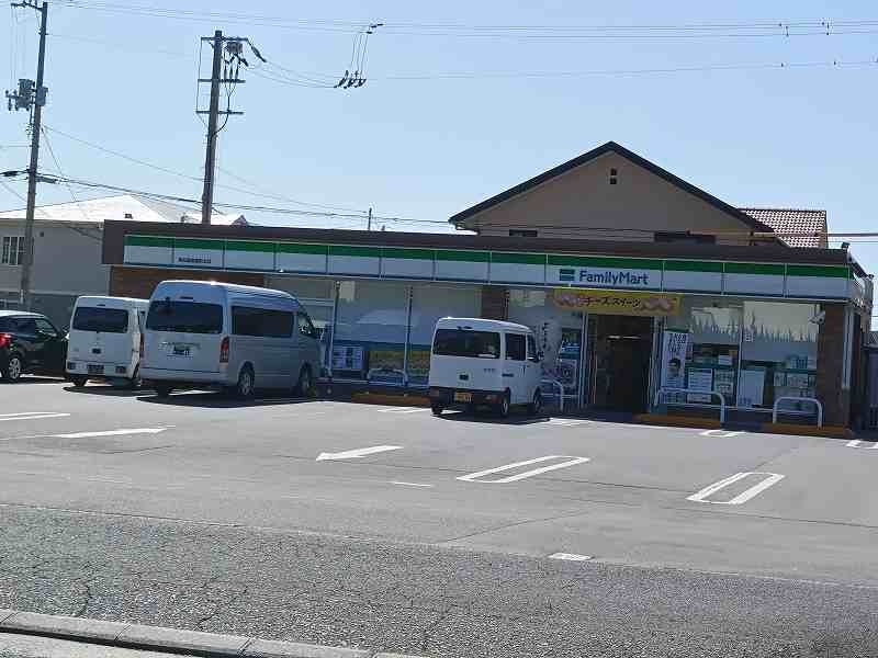 ファミリーマート(コンビニ)まで76m シャインポート屋島A～D棟 A棟