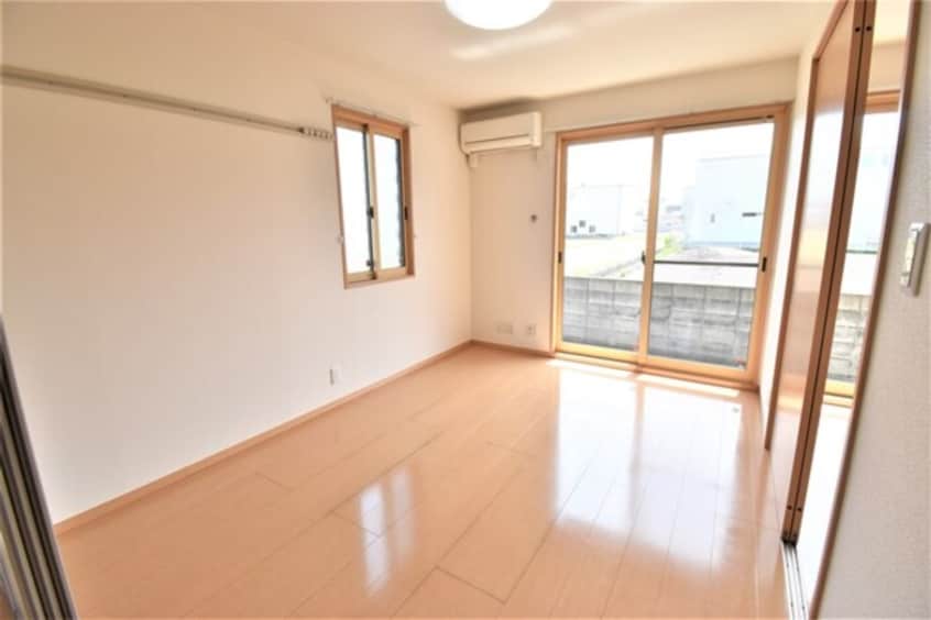 洋室６帖（東側） クレア伏石Ｓ