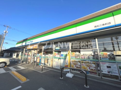 ファミリーマート 高松三条町店(コンビニ)まで495m クレア伏石Ｓ
