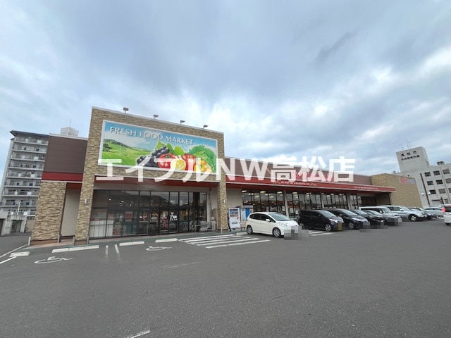 マルヨシセンター 茜町店(スーパー)まで1001m シーサイドハイツ松井 B棟