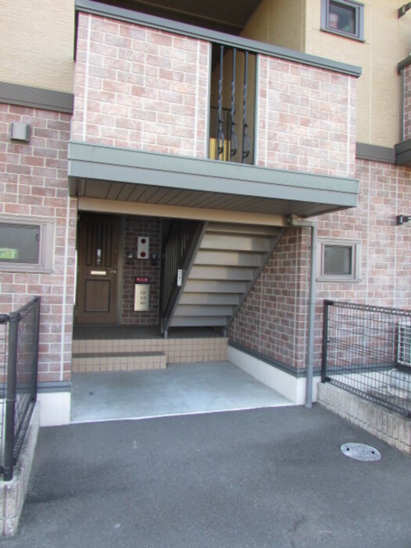 エントランス メゾンシャルム木太 B棟